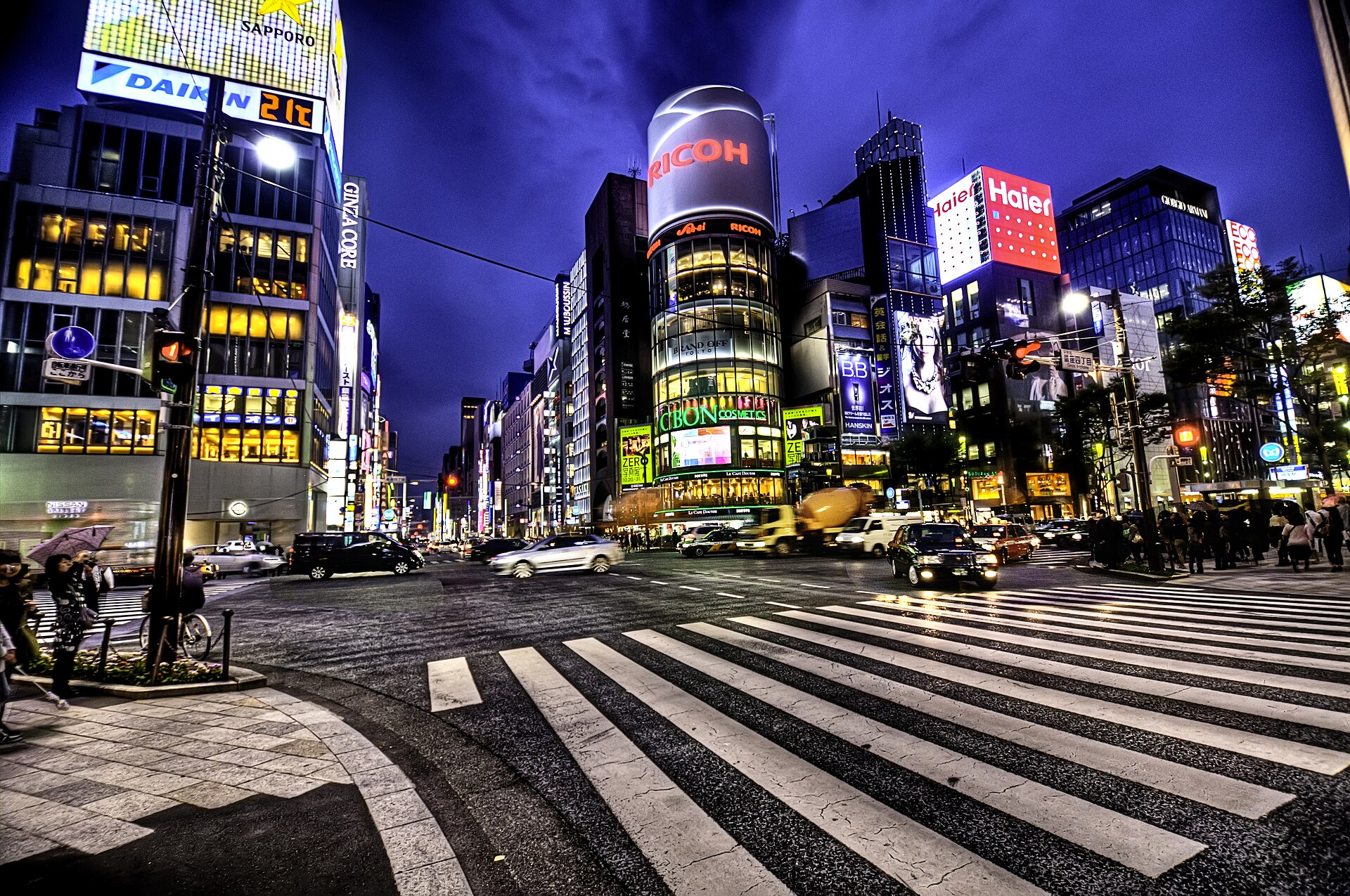 銀座夜景與行人